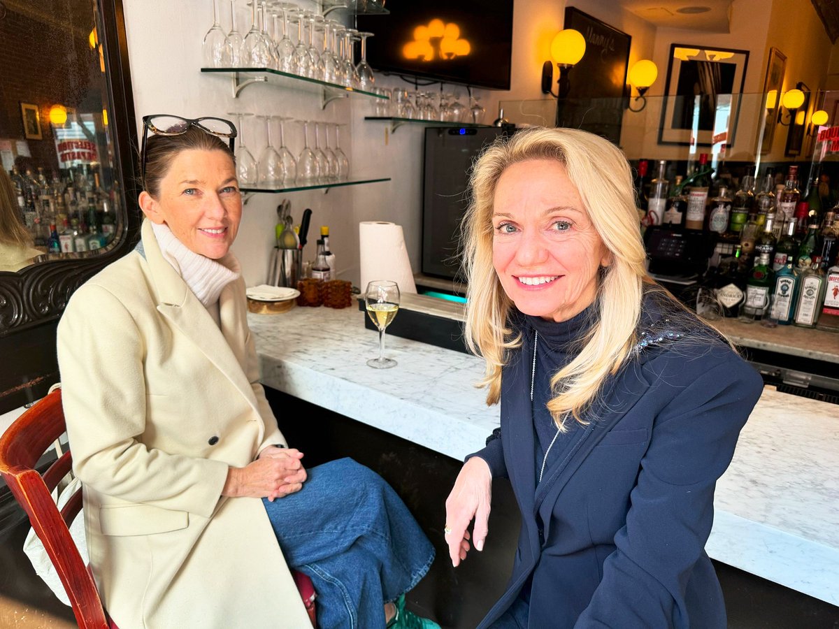 Weekends were made for drinks catchups with your gorgeous bestie — at @mannysbistrony , of course! Always wonderful seeing you two, @lauriannenmurphy ! ❤️
#mannysbistro #mannysbistrony #drinks #bffs #girlfriends #weekend #weekendvibes #weekendtime #upperwestside #wineoclock #nyc