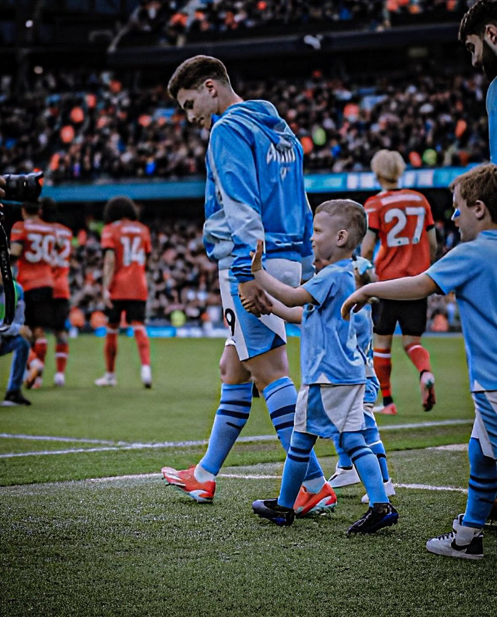 🇦🇷🥹 Julián Álvarez saliendo a la cancha ante Luton Town de la mano de los hijos de Phil Foden.