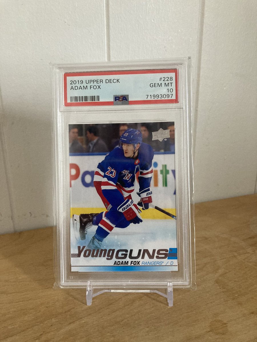 Pour la journée nationale de la carte d’hockey, je vous montre ma dernière prise ! 🃏🤓

#hockeycardday