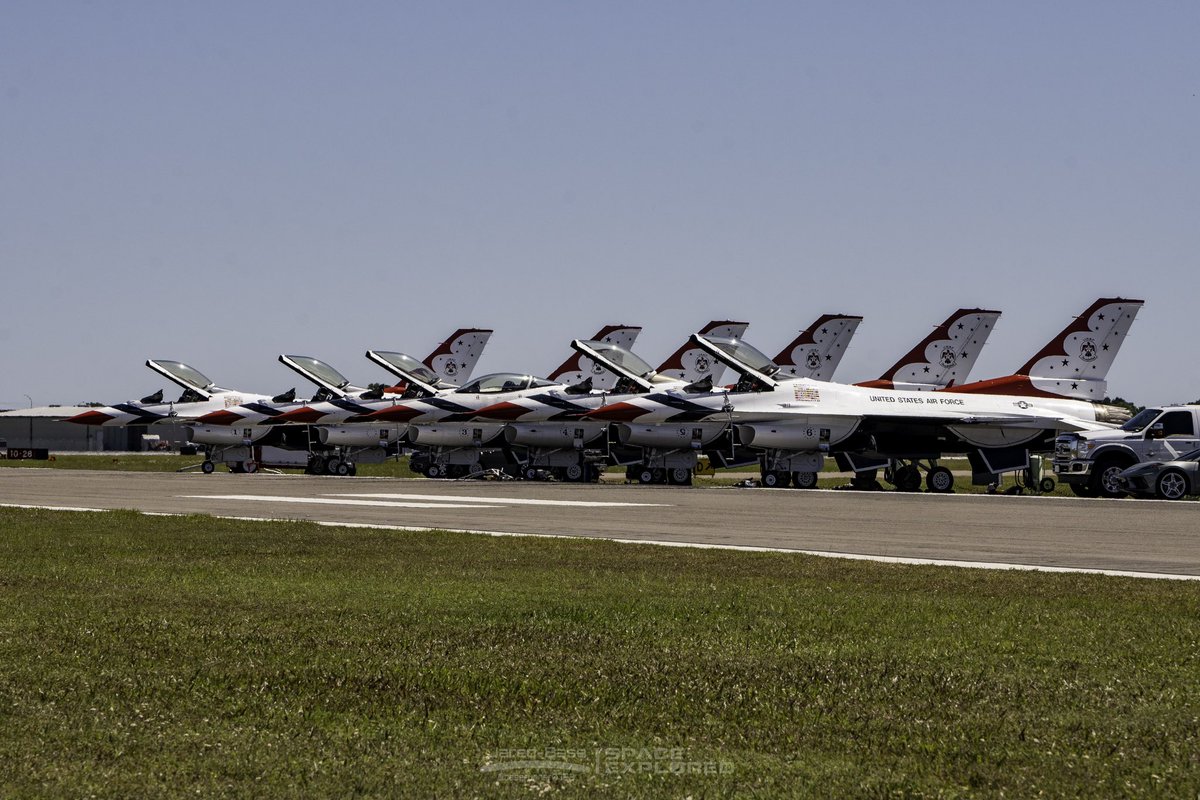 The @AFThunderbirds parked ahead of todays demonstration at @SunnFunFlyIn 📸 me for @Space_Explored