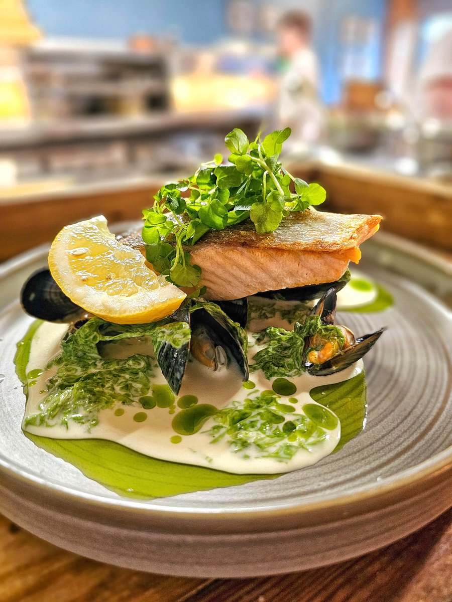 Scottish salmon fillet with seaweed and mussel cream to delight diners tonight! 💫 #salmon #scottishsalmon #lochduart