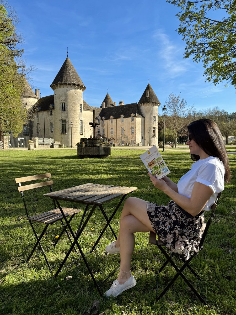 Chateau_Savigny's tweet photo. 💛 La Côte-d’Or j’adore : le compagnon de route idéal pour connaître l'ensemble des bonnes adresses du territoire. 

Avec en 2ème de couverture… la mise à l’honneur de nos collections insolites, nos espaces réceptifs et les vins de notre domaine viticole 🍇

#CotedOr #Beaune https://t.co/hxFd2GcT06