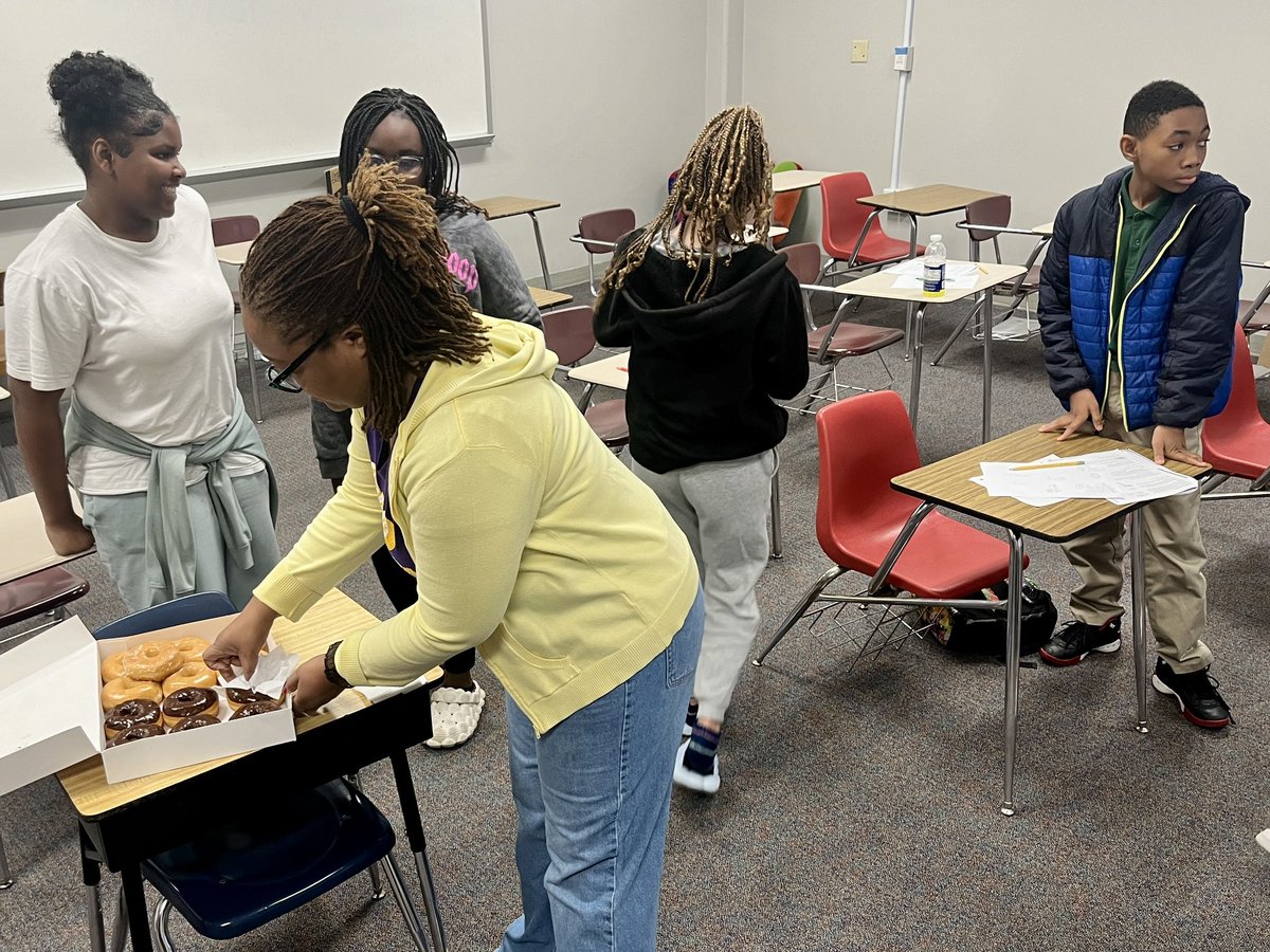 DeSoto_WestMS's tweet photo. Of course we had to give our staff & students a 🍩 break. Thank you parents getting up and bringing your child(ren) to the #WMS Saturday STAAR Boot Camp! Our amazing staff doesn’t mind going the extra mile for our students. #WeAreOne #FourthQuarter #SoaringForward https://t.co/AhWNdenl97