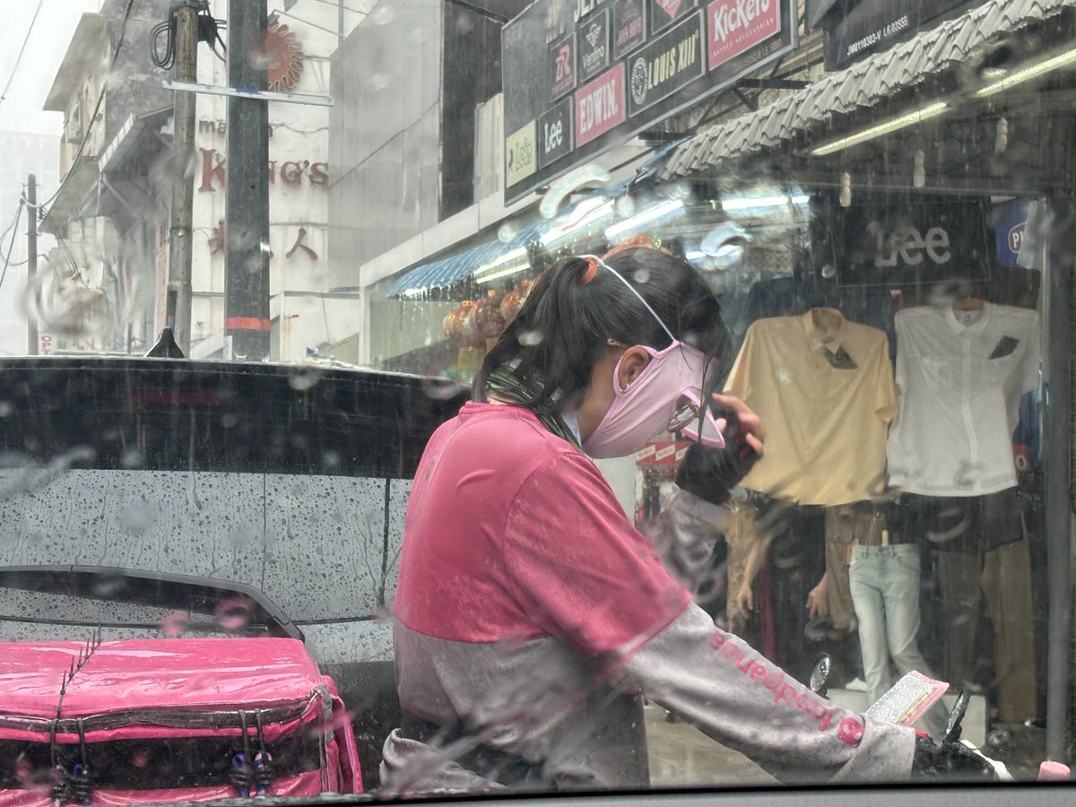 chingyih's tweet photo. This hardworking @foodpanda_my rider frm Melaka amazed me with her 100% professionalism. It was pouring heavily yet she was trying to locate her customer for fulfillment. Thereafter she cycled in the rain for next order. Nt sure why she didn’t seek shelter, she was super focused. https://t.co/EQe5h4PibA