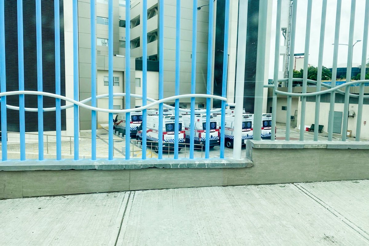 DrCamiloSalinas's tweet image. ¿Cómo es posible que ante la angustia y la desesperación de quienes necesitan urgentemente una ambulancia, estas permanezcan parqueadas, olvidadas por más de cinco meses? Son 33 ambulancias atrapadas en el sueño del olvido, víctimas de la inoperancia y la desidia por la falta de…