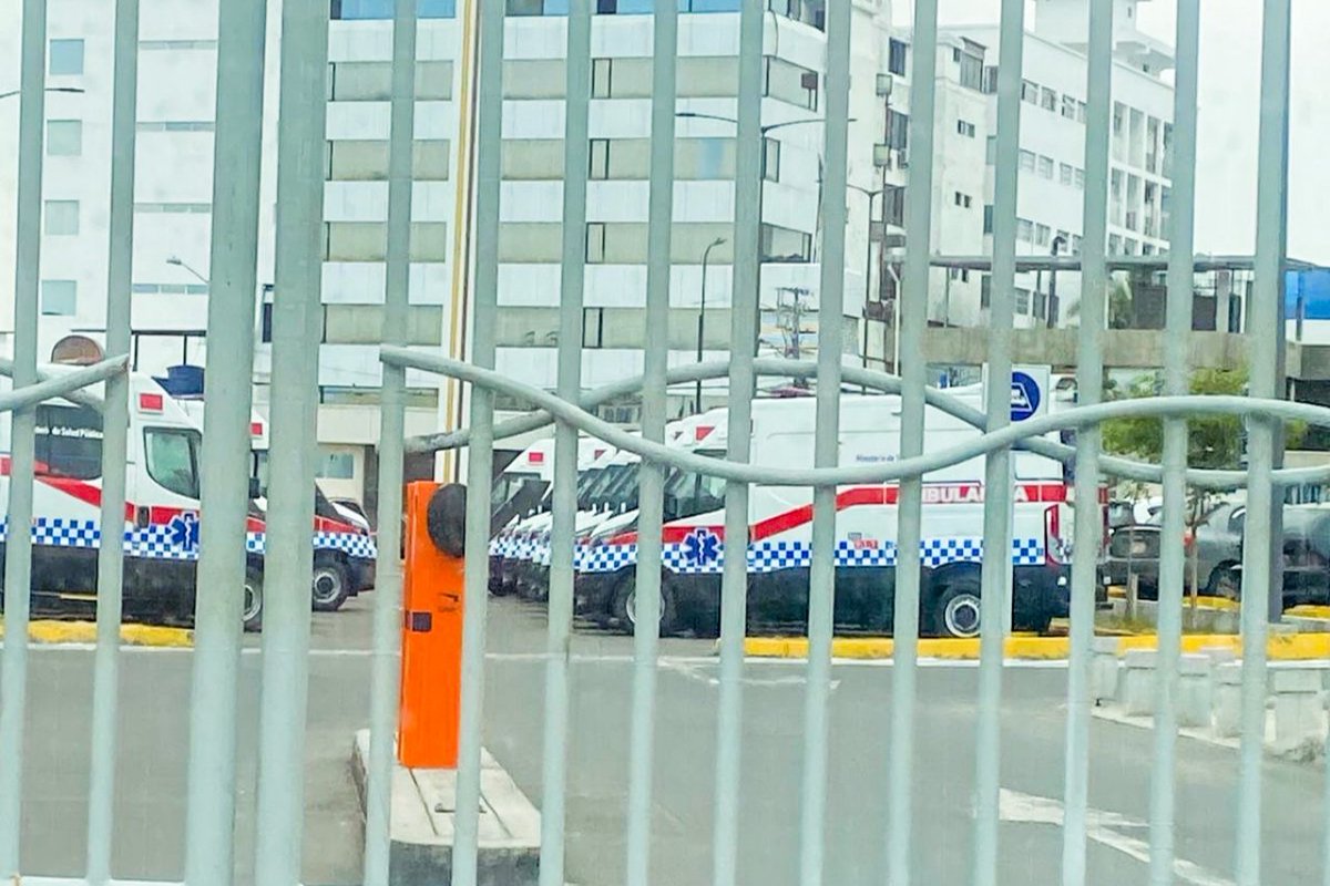 DrCamiloSalinas's tweet image. ¿Cómo es posible que ante la angustia y la desesperación de quienes necesitan urgentemente una ambulancia, estas permanezcan parqueadas, olvidadas por más de cinco meses? Son 33 ambulancias atrapadas en el sueño del olvido, víctimas de la inoperancia y la desidia por la falta de…