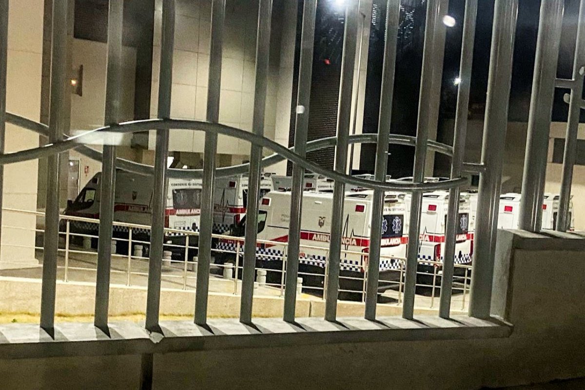 DrCamiloSalinas's tweet image. ¿Cómo es posible que ante la angustia y la desesperación de quienes necesitan urgentemente una ambulancia, estas permanezcan parqueadas, olvidadas por más de cinco meses? Son 33 ambulancias atrapadas en el sueño del olvido, víctimas de la inoperancia y la desidia por la falta de…