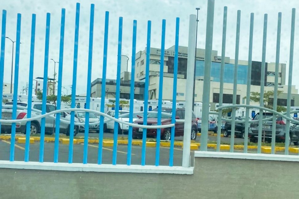 DrCamiloSalinas's tweet image. ¿Cómo es posible que ante la angustia y la desesperación de quienes necesitan urgentemente una ambulancia, estas permanezcan parqueadas, olvidadas por más de cinco meses? Son 33 ambulancias atrapadas en el sueño del olvido, víctimas de la inoperancia y la desidia por la falta de…