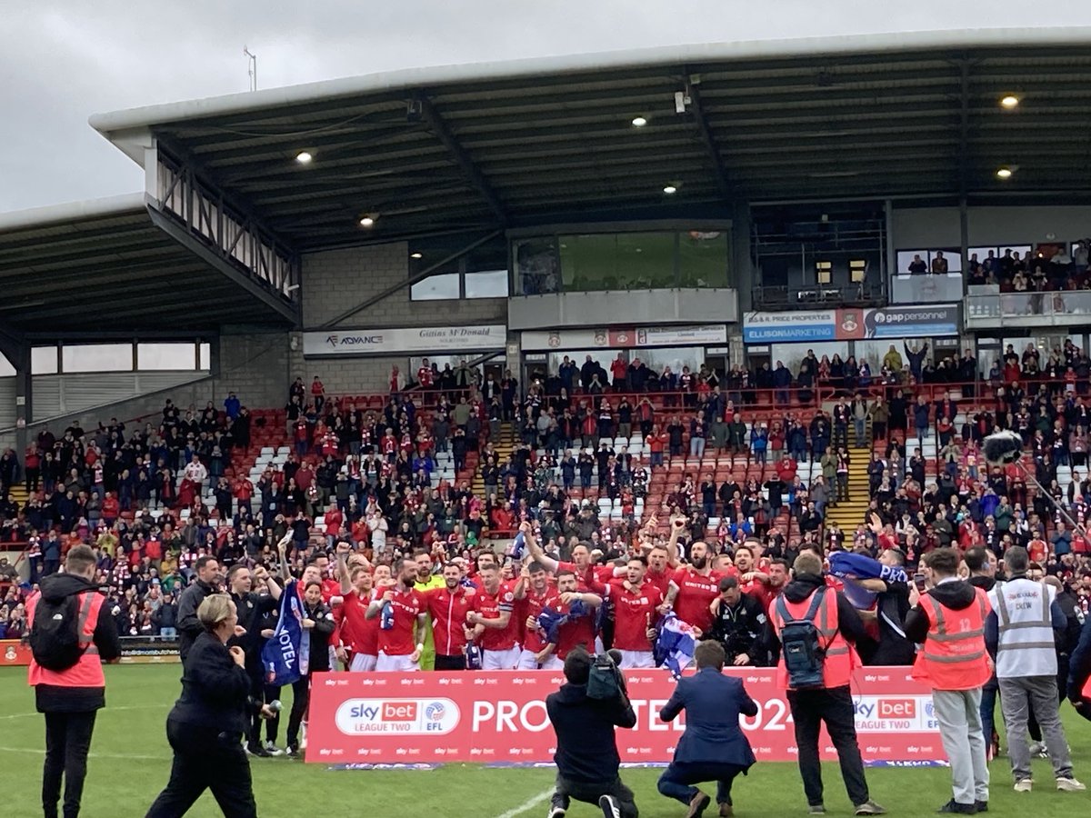 And so the ⁦@Wrexham_AFC⁩ celebrations begin!!!!#promotionparty