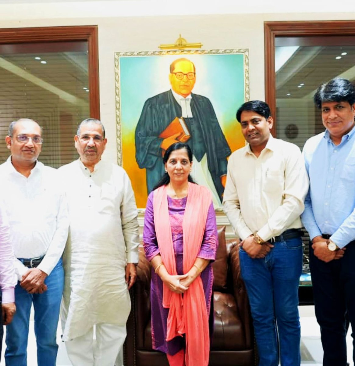 टीम सीटीआई के साथ दिल्ली के लोकप्रिय मुख्यमंत्री श्री @arvindkejriwal जी की धर्मपत्नी श्रीमती सुनीता केजरीवाल जी से मुलाकात कर मुख्यमंत्री जी के स्वास्थ्य के बारे में जाना। इस कठिन समय में दिल्ली का समूचा व्यापारी वर्ग समस्त जनता अपने लोकप्रिय मुख्यमंत्री के साथ खड़ी है। #CTI