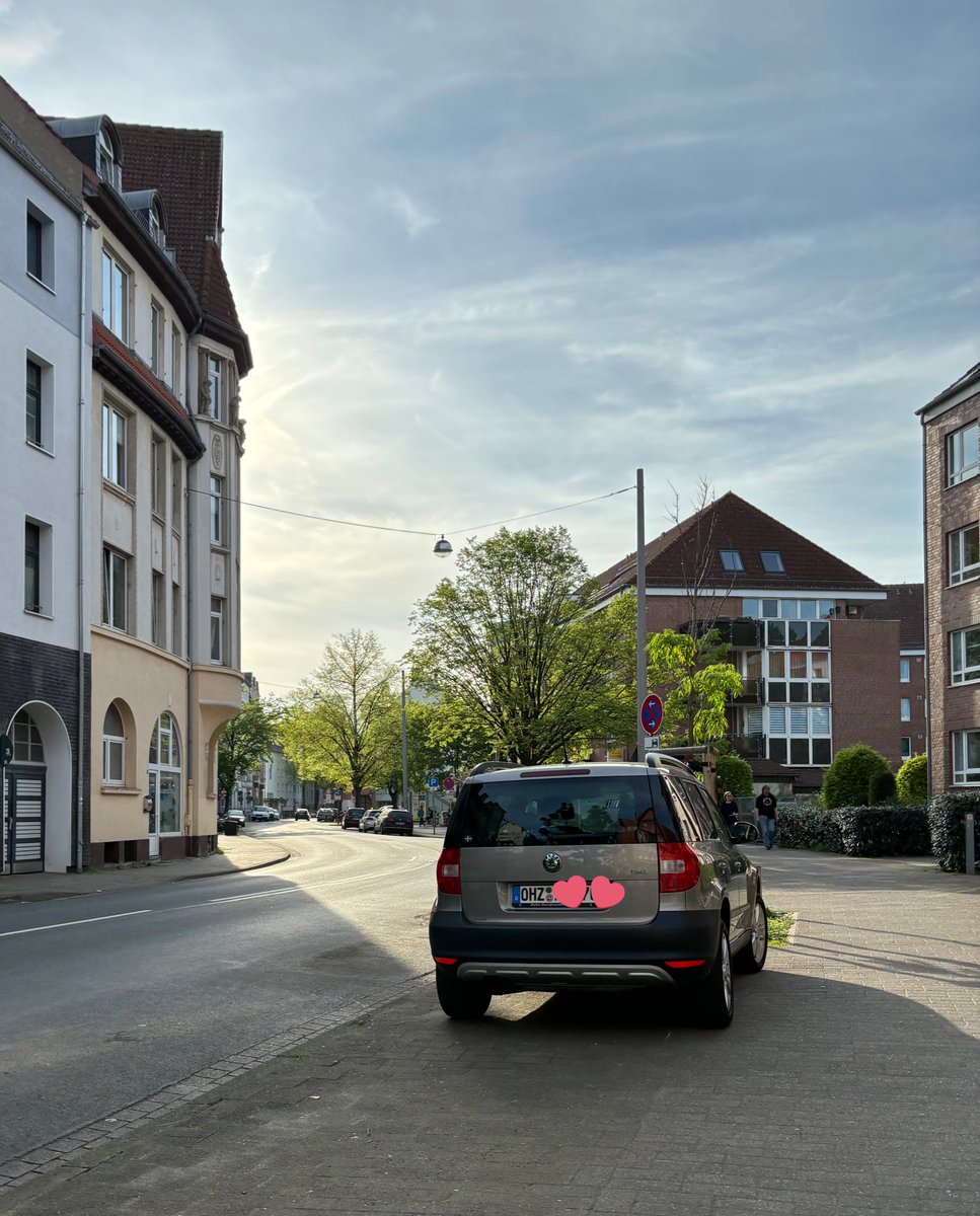 Über 100 schmerzhafte 55-Euro-Tickets haben auf diesem Teil der Waldstraße das Gehwegparken zur Rarität werden lassen. 

Hier eine seltene Ausnahme: