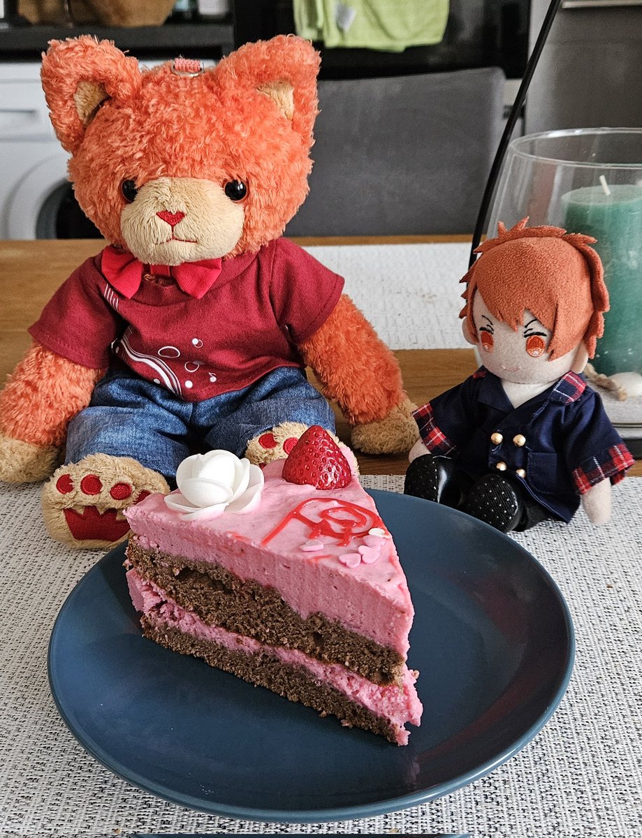 Better late than never 🤭 Today, ⁦@SmileForOtoya⁩ and I finally baked a Strawberrycake for Otoya‘s Birthday 🥰❤️ It‘s definitely not perfect but made with so mich love 💕