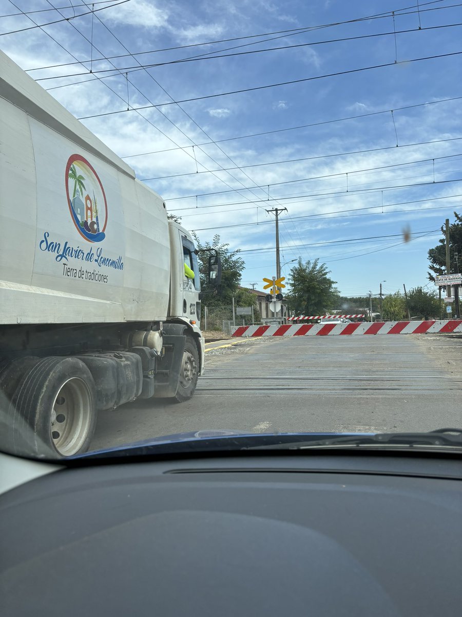 Luego de más de 20 minutos esperando que pasara el tren, todos los vehículos empezaron a pasar por el lado. Por este tipo de situaciones es que nace la imprudencia de los conductores. Responsabilidad de @EFETrenesChile @Munisanjavier_