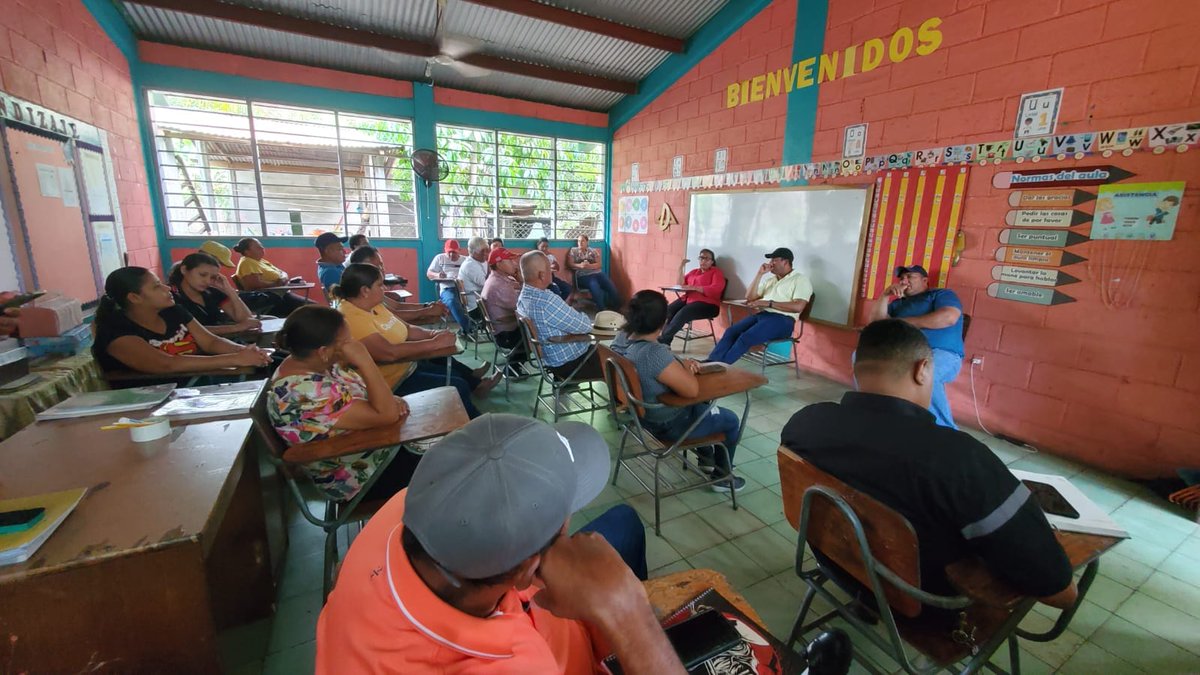BancadaLibre's tweet photo. Los diputados #FelipePonce y #LedaAgurcia, participaron en una reunión sectorial organizada por los habitantes del Medio Aguán, en el departamento de Yoro, con el propósito de escuchar sus necesidades. Entre estas se destacan la construcción de gaviones en las comunidades de Armenia, Lomitas, El Cinco, Bálsamo, San Luis y Boca de Mame, así como proyectos de electrificación. Durante la reunión, los diputados se comprometieron a ofrecer una respuesta inmediata a estas demandas.