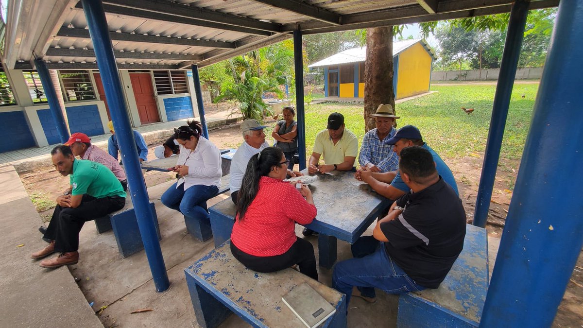 BancadaLibre's tweet photo. Los diputados #FelipePonce y #LedaAgurcia, participaron en una reunión sectorial organizada por los habitantes del Medio Aguán, en el departamento de Yoro, con el propósito de escuchar sus necesidades. Entre estas se destacan la construcción de gaviones en las comunidades de Armenia, Lomitas, El Cinco, Bálsamo, San Luis y Boca de Mame, así como proyectos de electrificación. Durante la reunión, los diputados se comprometieron a ofrecer una respuesta inmediata a estas demandas.