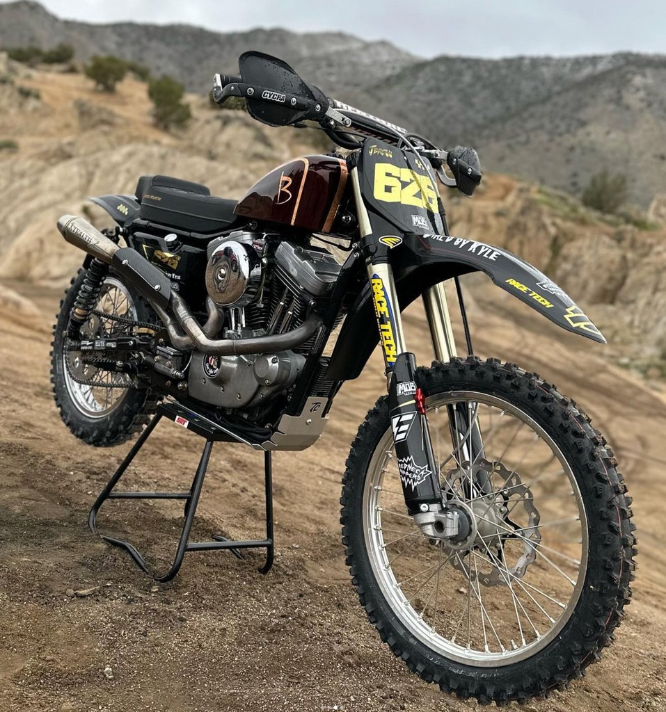 DeadbeatCustoms's tweet photo. @jbreww 2002 HD Sportster decked out with CRF450 Trees + Tubes!
#HarleyDavidson #Sportster #HarleyHooligans https://t.co/XpEdJymBs8