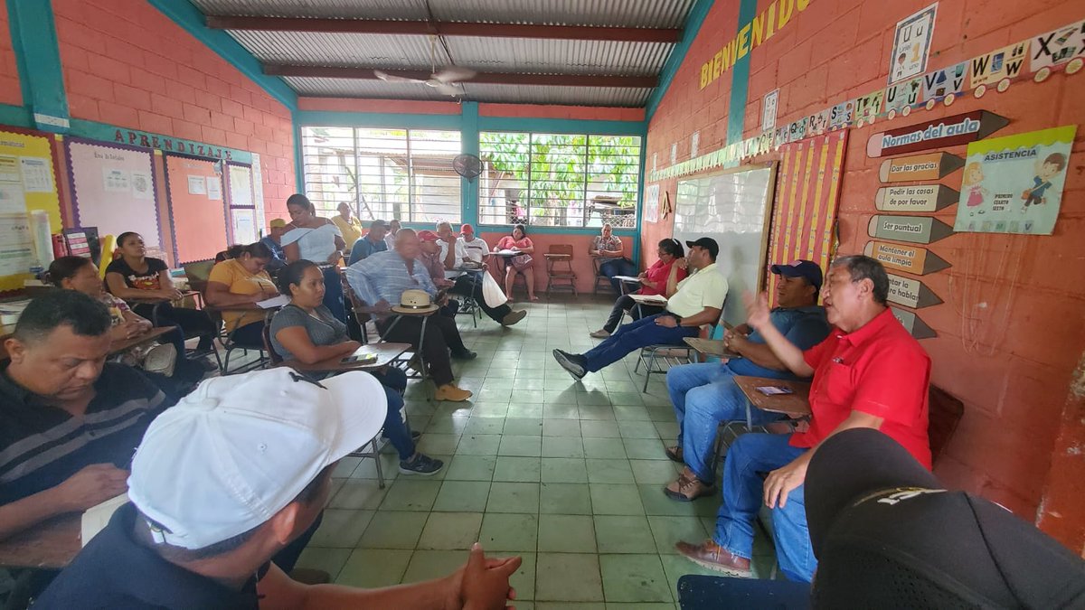 BancadaLibre's tweet photo. Los diputados #FelipePonce y #LedaAgurcia, participaron en una reunión sectorial organizada por los habitantes del Medio Aguán, en el departamento de Yoro, con el propósito de escuchar sus necesidades. Entre estas se destacan la construcción de gaviones en las comunidades de Armenia, Lomitas, El Cinco, Bálsamo, San Luis y Boca de Mame, así como proyectos de electrificación. Durante la reunión, los diputados se comprometieron a ofrecer una respuesta inmediata a estas demandas.