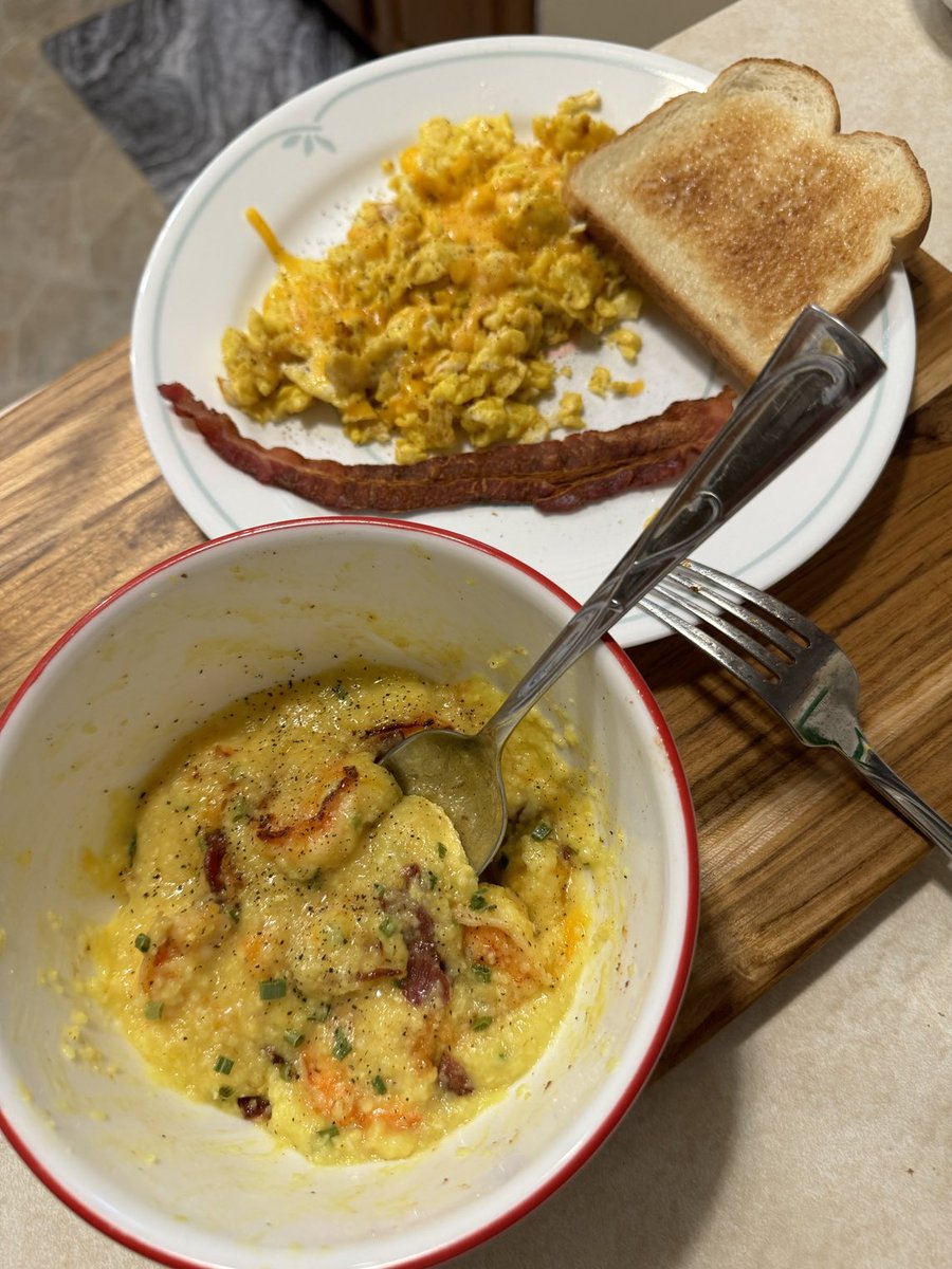 Eggs, toast, shrimp and grits with bacon.... ✌🏼🥳😎