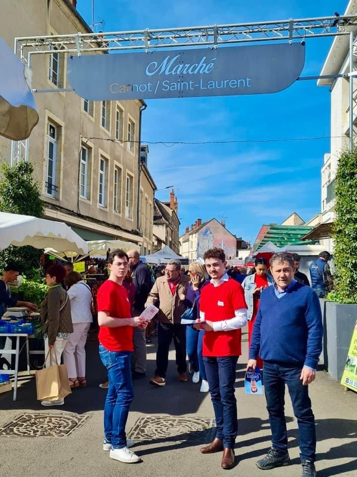 Ce matin la fédération était présente au marché Carnot à Nevers pour soutenir nos candidats aux élections européennes. De très bons échanges ont eu lieu avec les neversois et les nivernais. #JevoteBellamy #AvecBellamy #JevoteLR