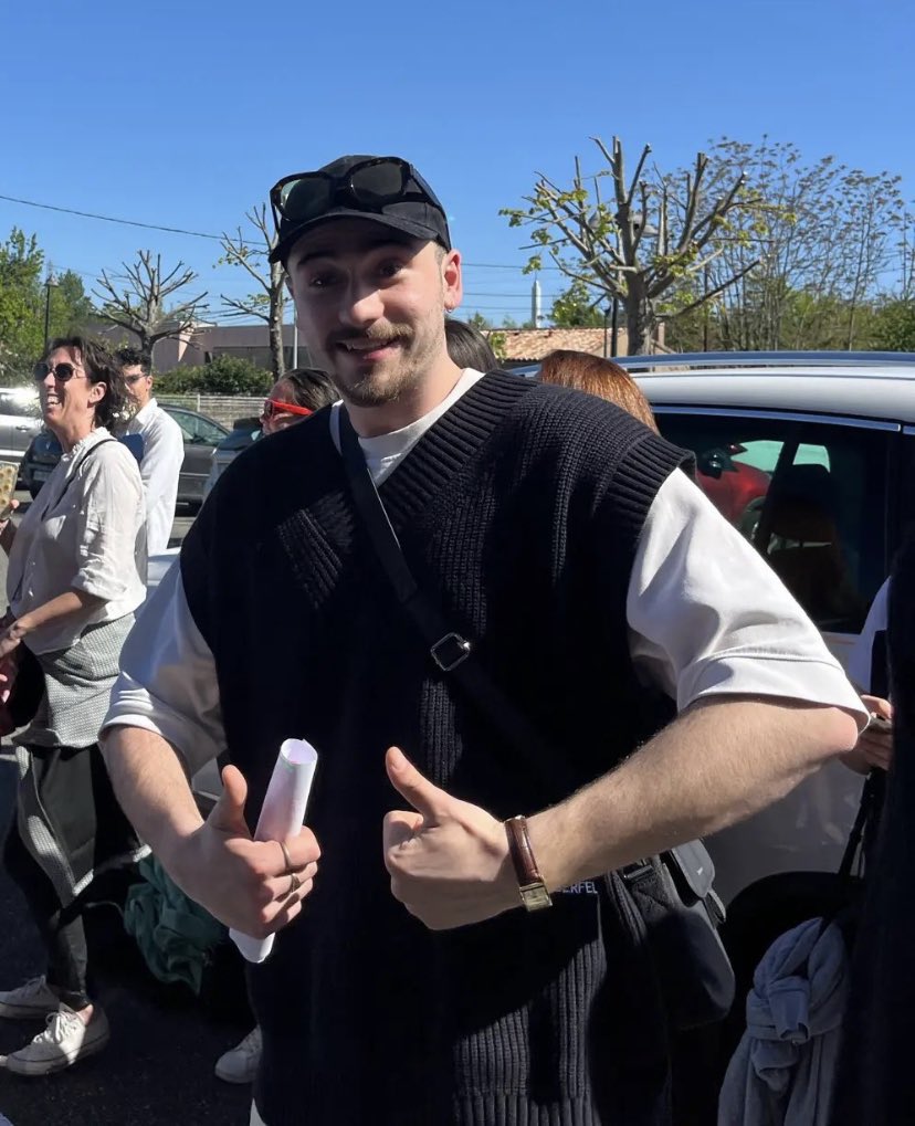 cfanacc_'s tweet image. c'est lui le mec pour lequel vous pardonnez les cheveux gras ?