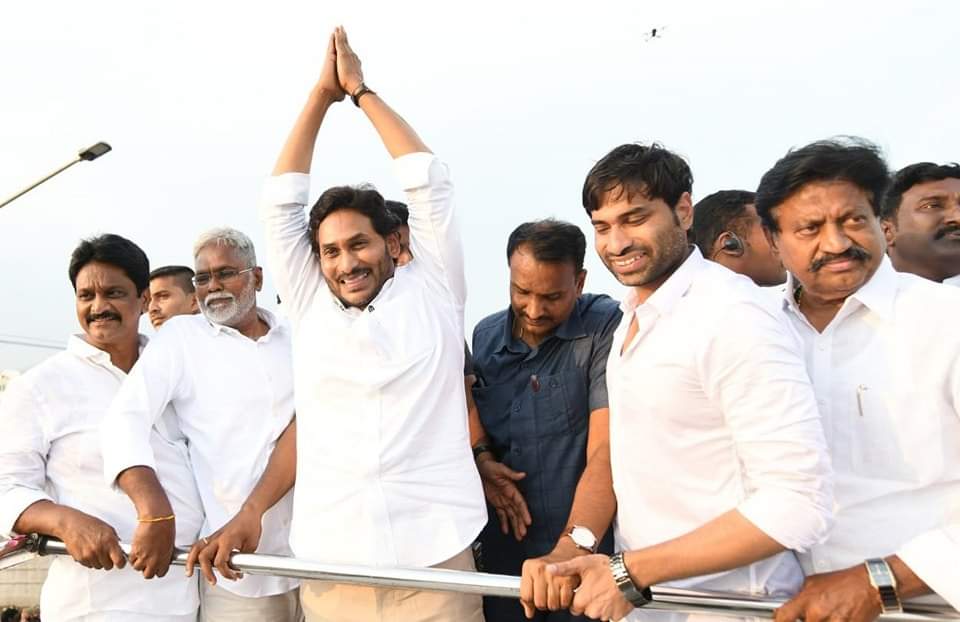 VOTEFORFAN2's tweet photo. సీఎం వైయస్ జగన్ మేమంతా సిద్ధం యాత్ర నేప‌థ్యంలో జ‌న‌సంద్రాన్ని త‌లపిస్తున్న కృష్ణా వార‌ధి.

Memantha Siddham Yatra, Day -14.

#MemanthaSiddham
#YSJaganAgain
#VoteForFan https://t.co/J1VHkWdjuF