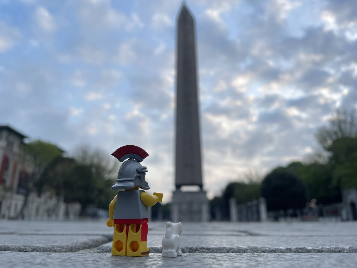 Ecce hippodromos Constantinopolitus, quem Marcus et Lola hodie visunt. Lolae placet spectare equos qui circum spinam currunt. Multa et pulchra monumenta in spina hippodromi stant. Marco perplacet obeliscus Aegyptius quem imperator Theodosius olim hic stari iussit. Antiquus est!