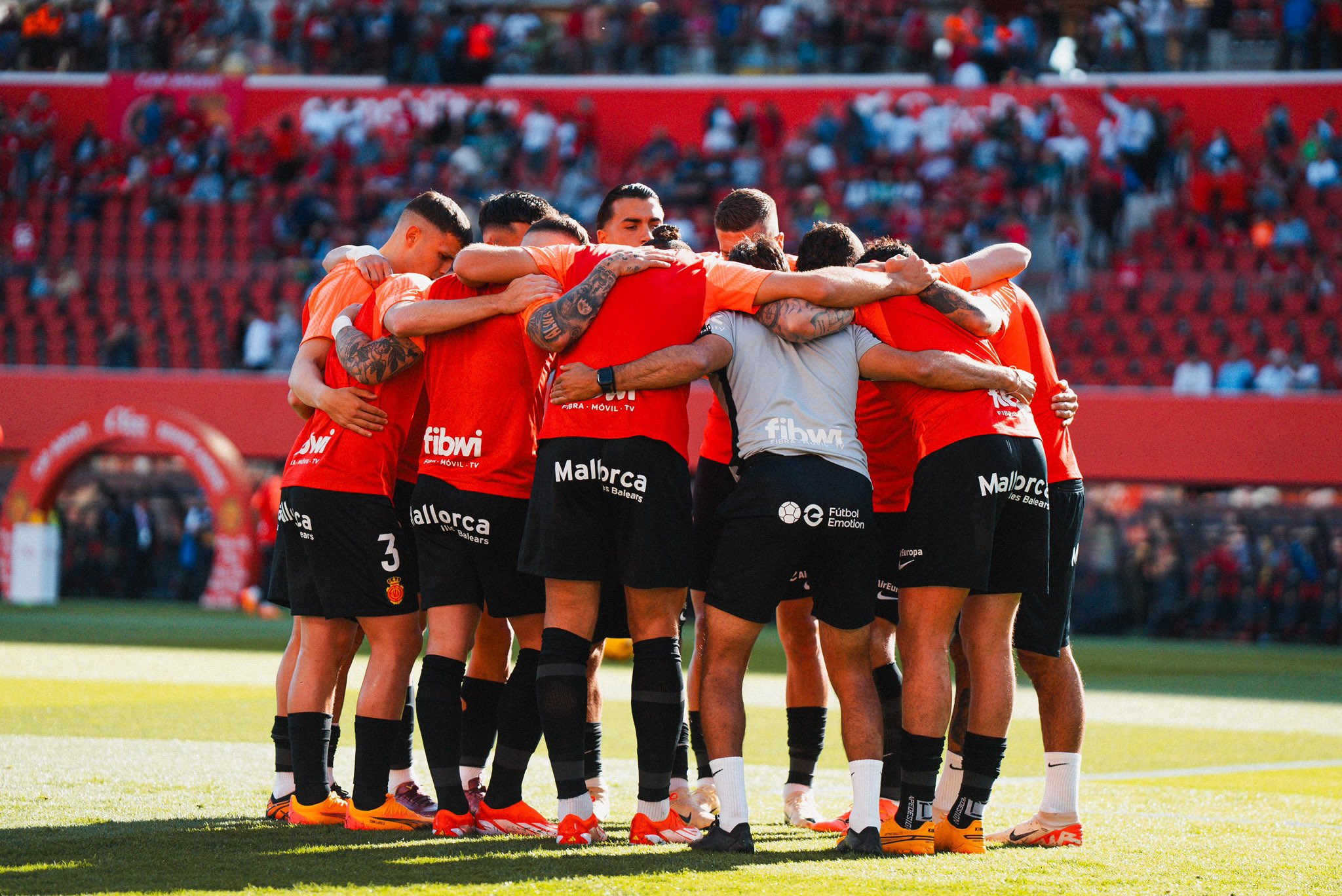 Imagen de la plantilla del Mallorca en corrillo