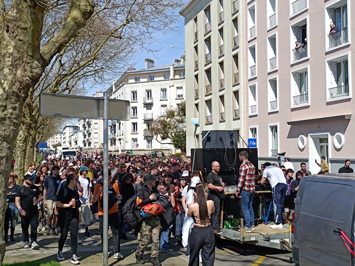 RevPermanente29's tweet photo. Le matériel est confisqué et les participants fréquemment sanctionnés comme à #Pluguffan dans le Finistère où se tenait un festival de musique électronique du 19 mars au 2 avril 2024 : le Préfet annonçait 8.750 amendes pour participation à une manifestation illégale.
2/2 https://t.co/fSbxcNjVJc