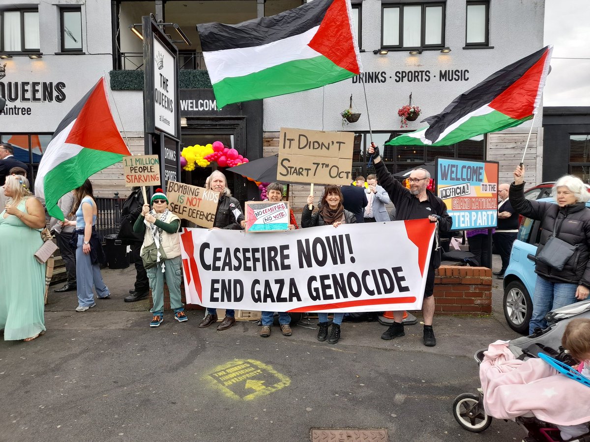 jeremykopite's tweet photo. Support for Gaza at Aintree   on #GrandNational day, many racegoers supportive @PSCupdates @GMF_Palestine @LivEchonews @bbcmerseyside @AJEnglish @SportingLife @QudsNen @BDSmovement @MiddleEastMnt https://t.co/covKtX1gOj