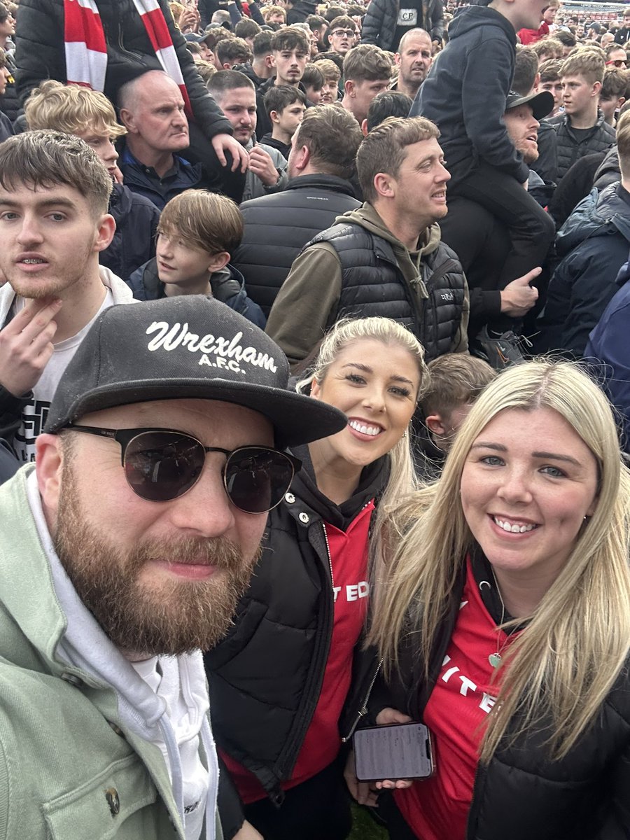 ShoniMorris's tweet photo. TOWN IS GOING UP OLE OLE 🔴⚪️❤️ https://t.co/lNCxz1uDxk