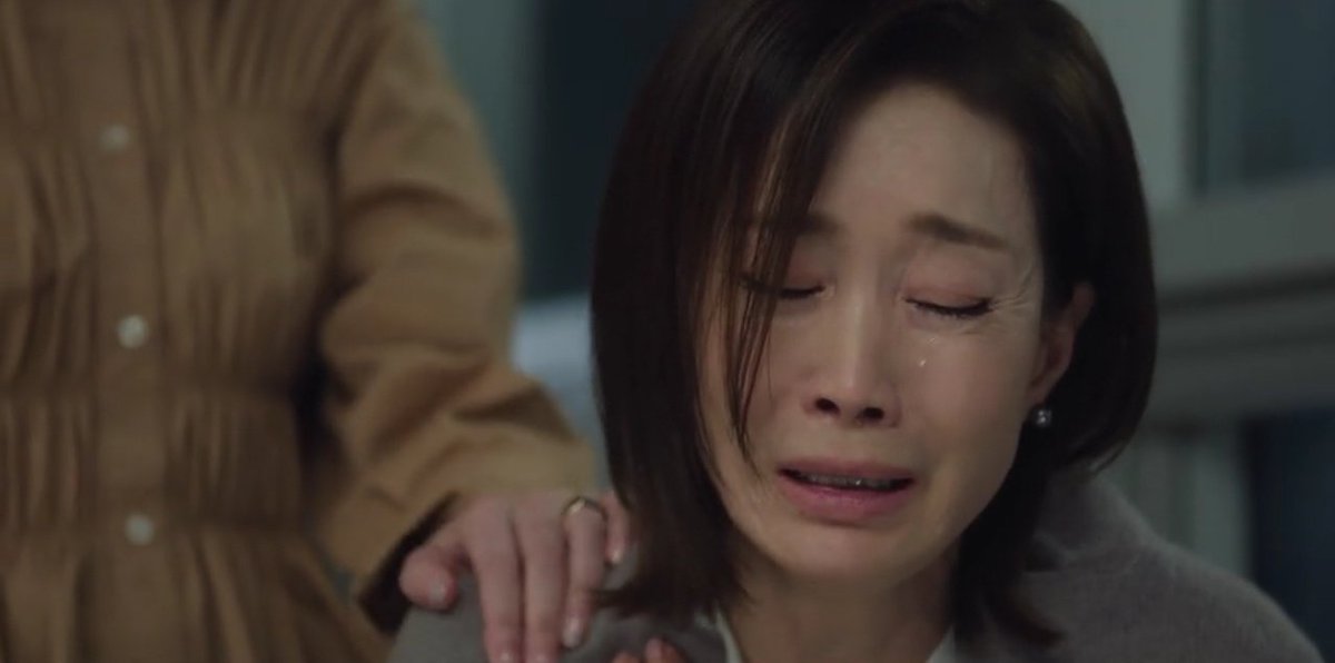 chaedaely's tweet photo. literally me throughout #QueenOfTearsEp11..... the pain is real 😭😭😭 https://t.co/kZxMvVVhsL