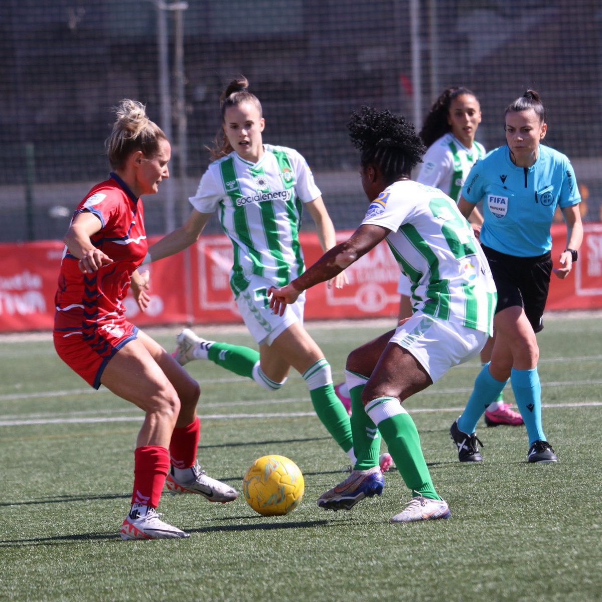 ✌️ ¡Victoria importantisima del @RealBetisFem (1-2)! Las béticas le dan la vuelta al tanto inicial del Levante Las Planas, y vuelve a ganar casi 5 meses después. El cuadro de Joseba Aguirre sale momentáneamente del descenso y aprieta la lucha por la permanencia.