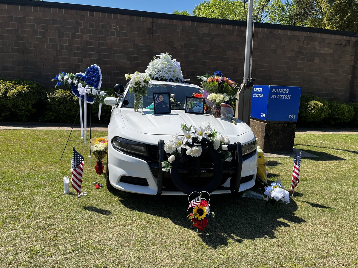 MEM_PoliceDept's tweet photo. Thank you for all those who have come by to take the time to remember Officer McKinney. The love that the community has shown is overwhelming. Officer McKinney was well loved and respected and we will continue his work. 

#MPDStrong #officerdown #memphis #memphistn #1stResponder https://t.co/Uc6od3076F