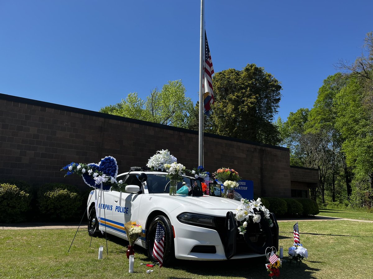 MEM_PoliceDept's tweet photo. Thank you for all those who have come by to take the time to remember Officer McKinney. The love that the community has shown is overwhelming. Officer McKinney was well loved and respected and we will continue his work. 

#MPDStrong #officerdown #memphis #memphistn #1stResponder https://t.co/Uc6od3076F