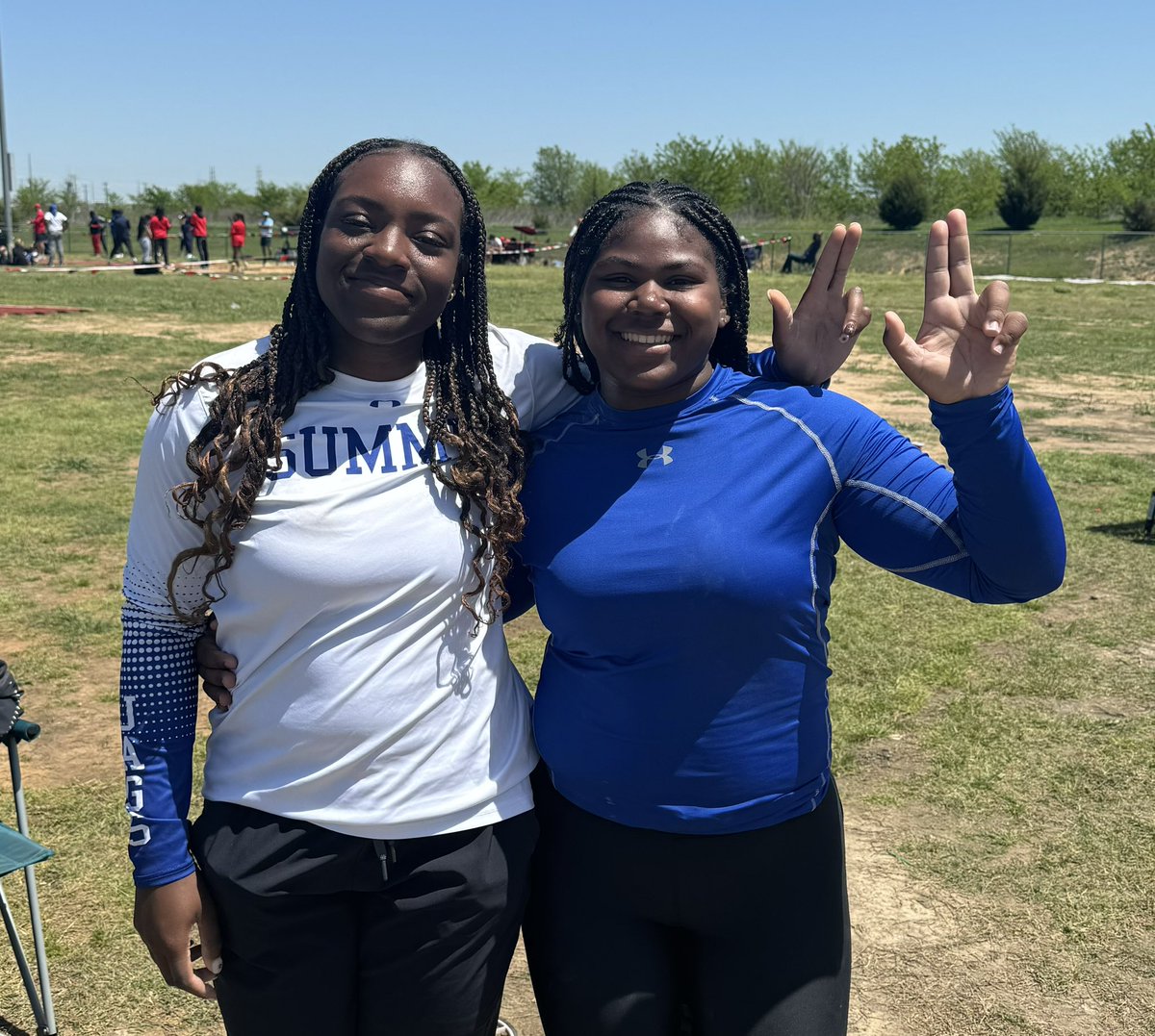 SummJagTrack's tweet photo. Huge PR’s in shot for both of these ladies at Area!  London Jones 40’10” finishes 🥉.  Esther Adidere 41’9” finishes 🥈.  #ONTHEBUS @MISDathletics  @ThrowSumthin https://t.co/lM6OuE8Bbk