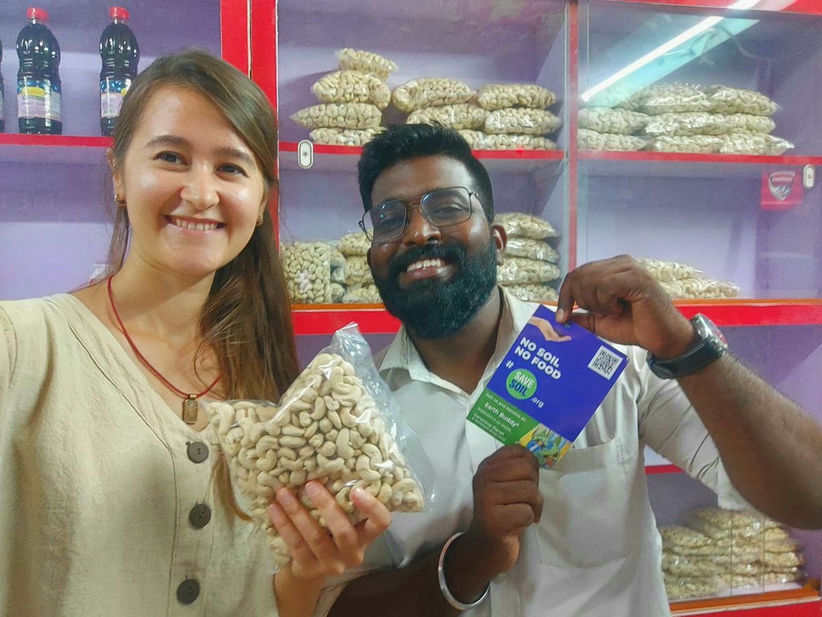 Happy & grateful to have been invited to the cashew factory and shop by entrepreneur Rajesh whom I met at the Ajoba festival in #Goa ☀️
He and his team are doing great work by providing nutritious food in several places of India. Luckily he's also a true supporter of #SaveSoil 😎