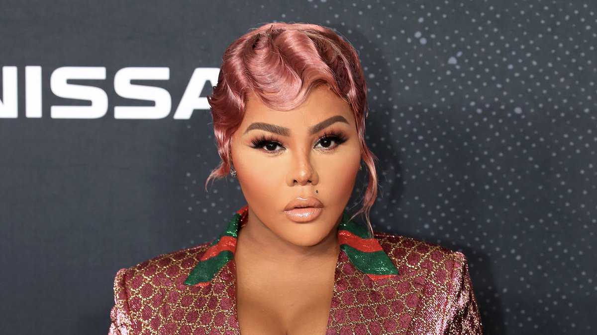 Whew! A viral video has fueled dating speculation around Lil' Kim & THIS rapper. 👀 Watch here: theshaderoom.com/lil-kim-viral-…