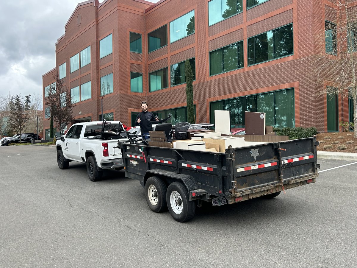 Alloregonjunk's tweet image. 📦 Need to declutter your office space? From old furniture to electronics, we specialize in efficient and eco-friendly office cleanouts. Contact us today to schedule your appointment! #AllOregonJunkRemoval #OfficeCleanouts #DeclutterNow #EcoFriendly #ProfessionalService 🖥️🗄️