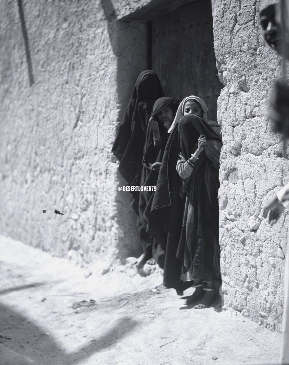 hashalhsa's tweet image. صورة: لعائلة عند باب المنزل في مدينة #الهفوف في محافظة #الأحساء 1935 م

من @desertlover79