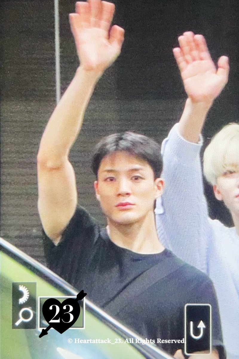 shiningjaemz's tweet photo. WHAT THE FUCK LEE JENO https://t.co/VxKV0t1hX7