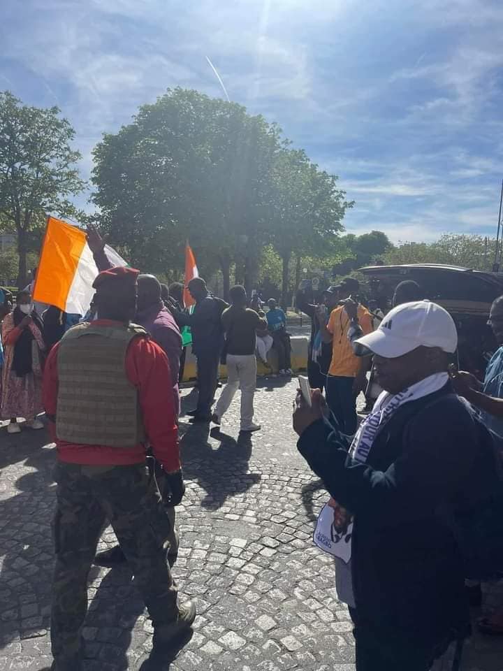 Ivoirowsky's tweet photo. FRANCE : Fiasco de la Manifestation du PPA-CI pour réclamer la réintégration de #Gbagbo sur les listes électorales . Le #GPS et le #Cojep se sont désolidarisé. Ils ont du appeler les ressortissants de la Cedeao a la rescousse.
#Civ225 https://t.co/KwphB3i7H6