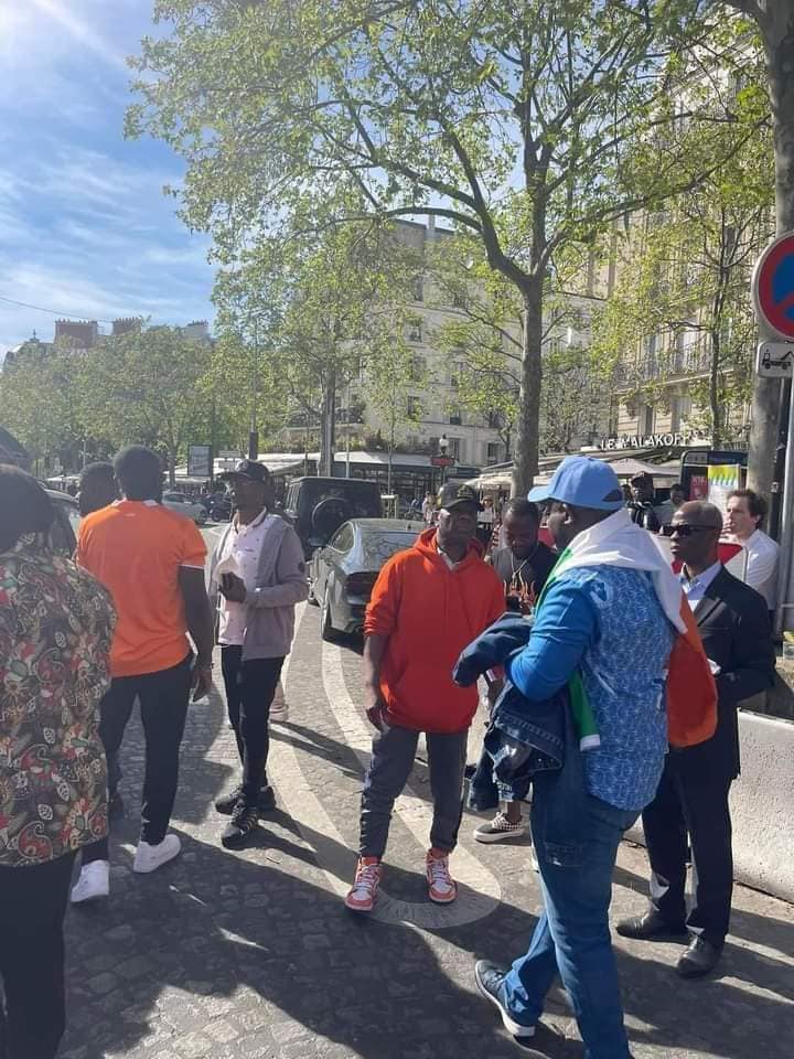 Ivoirowsky's tweet photo. FRANCE : Fiasco de la Manifestation du PPA-CI pour réclamer la réintégration de #Gbagbo sur les listes électorales . Le #GPS et le #Cojep se sont désolidarisé. Ils ont du appeler les ressortissants de la Cedeao a la rescousse.
#Civ225 https://t.co/KwphB3i7H6