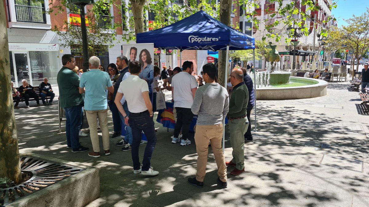 Otro día más en la calle, con los vecinos. Hoy ha tocado mesa informativa en la Plaza de España 🇪🇸

🤝🏻 Somos el equipo de la libertad, el equipo del éxito, en definitiva el equipo de todos. 

💪🏻 ¡Únete al #EquipoAyuso!
🚀 ¡Únete al #EquipoAlcaldeRecuenco!