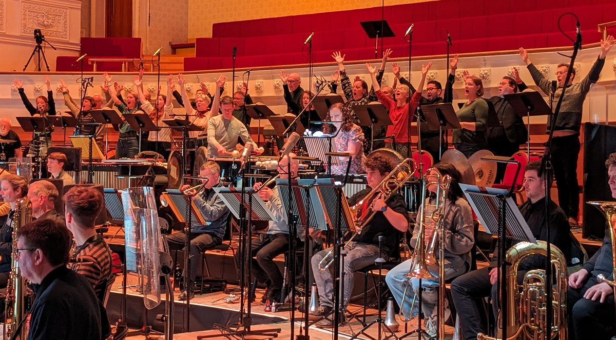 🚀 The 'Presenter' of #MichaelTippett's New Year opera (tenor Alan Oke) is nestled among the fantastic @BBCSingers! It's the final rehearsal with conductor Martyn Brabbins before tonight's performance (7.30pm, Glasgow City Halls)