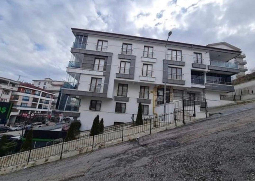 Ankara, Mamak'ta görüntülenen bir bina, sosyal medyada viral oldu.
