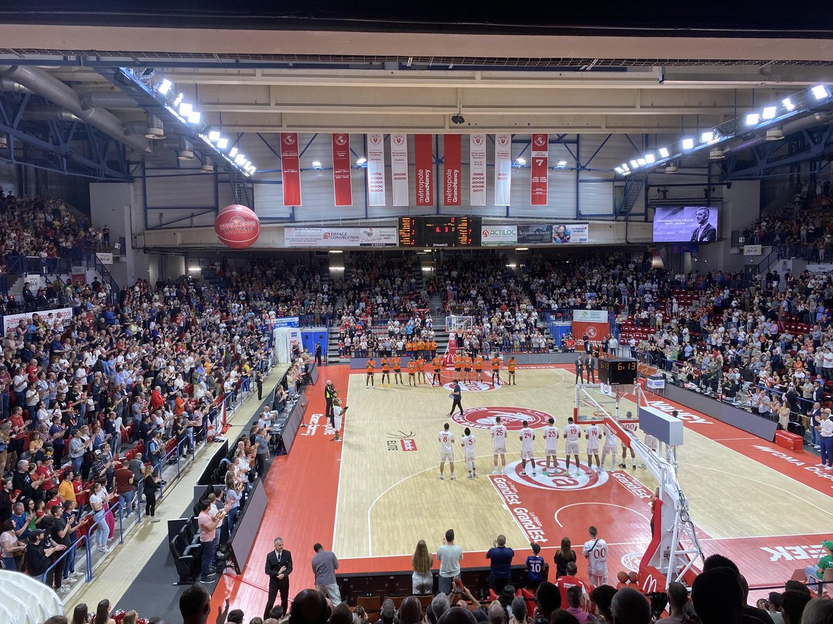 asnlfans's tweet photo. Merci au @SLUCbasketNancy pour cet hommage à Nicolas Holveck. 🙏🏼 Le sport nancéien est solidaire ❤️🤍
 
Merci également aux clubs de N1 qui ont respecté une minute d'applaudissements ou silence hier : @DFCO_Officiel @MGCB_Officiel @USAvrMSM_Off @LaBerrichonne 🙏🏼 https://t.co/93hTZ9E55L