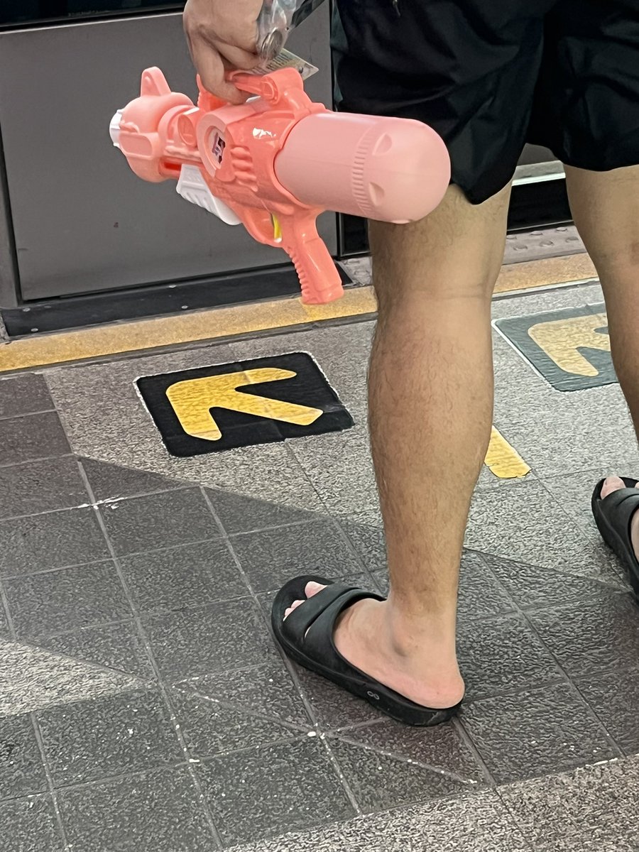 CurtisSChin's tweet image. This too is #Songkran 💦 #ThaiNewYear 😎 #AllInGoodFun

Imagine hordes of (water) gun-wielding masses on the hunt. Like zombie water-pocalypse 🤪😱😏🤣! #StaySafe! And yes I got zapped twice. 💧💧☔️ #HappySongkran 

#สงกรานต์ #สงกรานต์2567