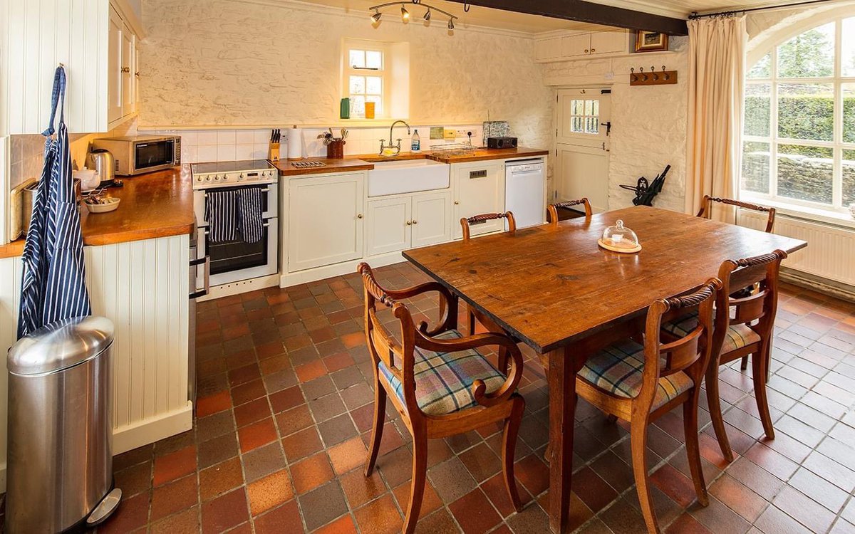 🏡 Due to a short notice cancellation our Coachman's Holiday Cottage has become available from the 24th until the 31st May for £900. The cottage is self-contained and sleeps four. To book please click here: aberglasney.org/stay-with-us/c…