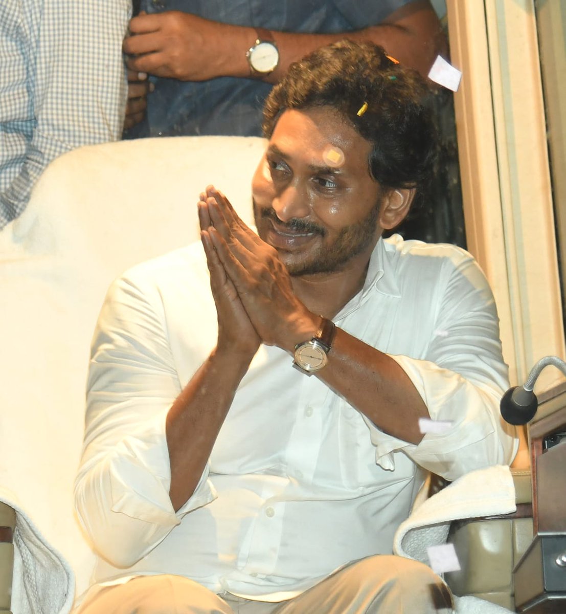 urstruly_jeevan's tweet photo. Unknown persons pelted stones at AP CM #YSJagan during Memantha #Siddham bus yatra in Vijayawada.
Jagan got injured near his left eyebrow, he immediately got first aid and later he continued yatra 
Get well soon @ysjagan anna https://t.co/qUM9GRFpJE