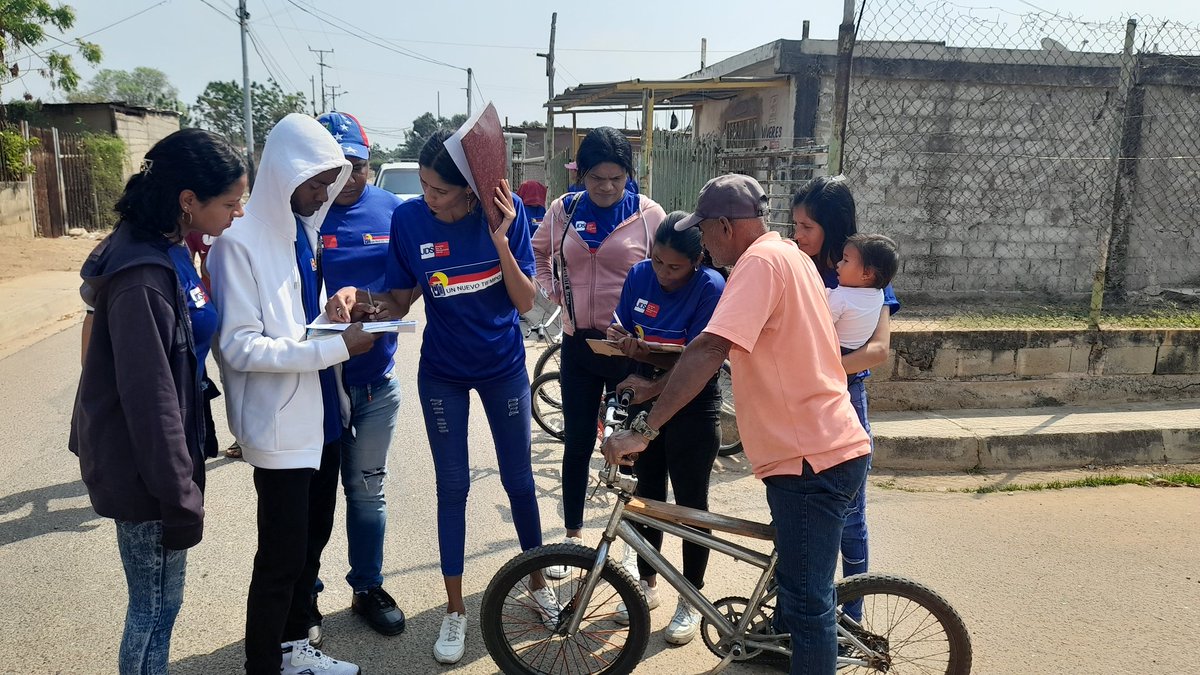 jdslagsof's tweet photo. #Hoy13DeAbril Continuamos desplegados en diferentes sectores de las Parroquias del Municipio lagunillas visitando #CasaXCasa. ¡El cambio está cerca!
#UnidosParaVotar
@untlags
@partidoUNT 
@somosuntzulia https://t.co/8jg959QRzh